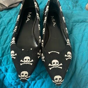 Mia skull and crossbones black point toe flats